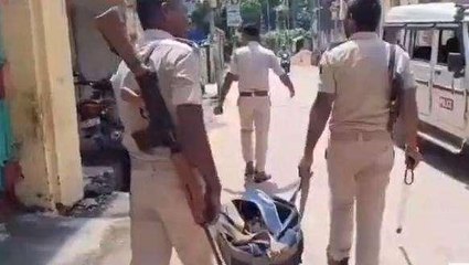 भागलपुर: शराब की दर्जनों खाली बोतल से भरी बैग घंटों पड़ा रहा सड़क पर, पुलिस पर सवाल