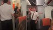 Yolcular uçak tuvaletinde ilişkiye giren çift için coşkulu tezahüratlarına yaptı