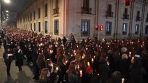1.500 mujeres iluminan la noche chilena en memoria de las víctimas de la dictadura de Pinochet