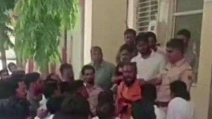 सिरोही: जिला अस्पताल के ट्रॉमा सेंटर में एक व्यक्ति ने नर्सिंग स्टाफ को मारी थप्पड़, देखिए