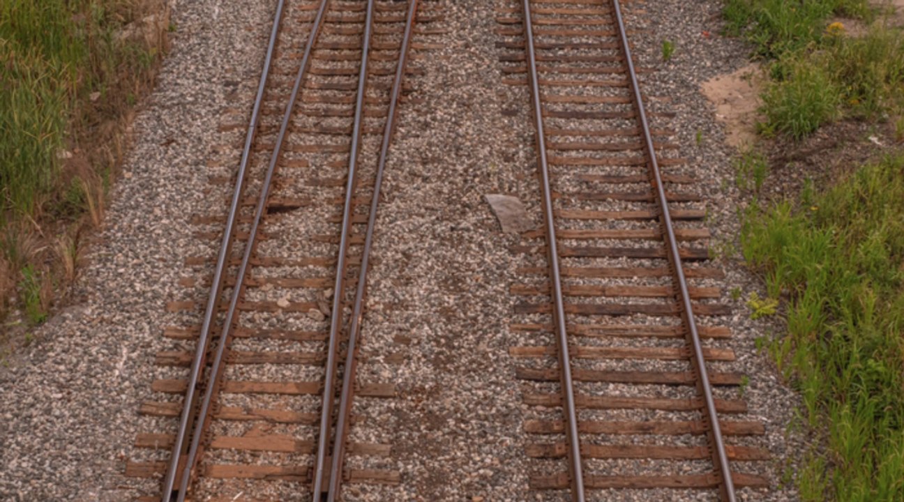 Mann hält Schläfchen im Gleis – Zug kann noch stoppen!