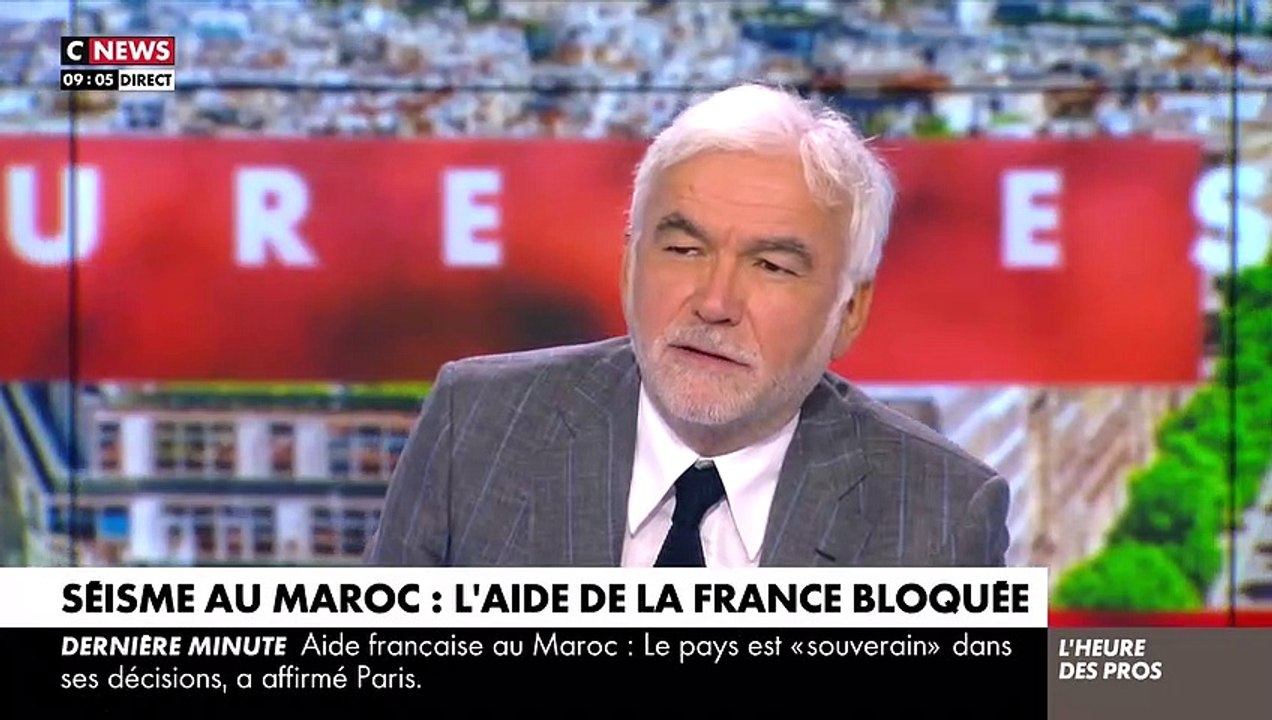 Pascal Praud taquine l'un de se chroniqueurs sur son look dans "L'Heure des pros" sur CNews.