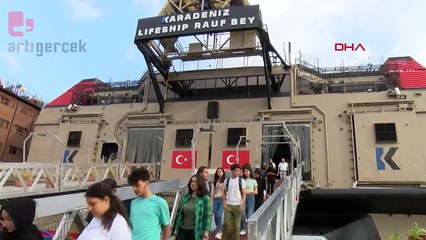 Okulları yıkılan Hataylı öğrenciler gemide derslere başladı