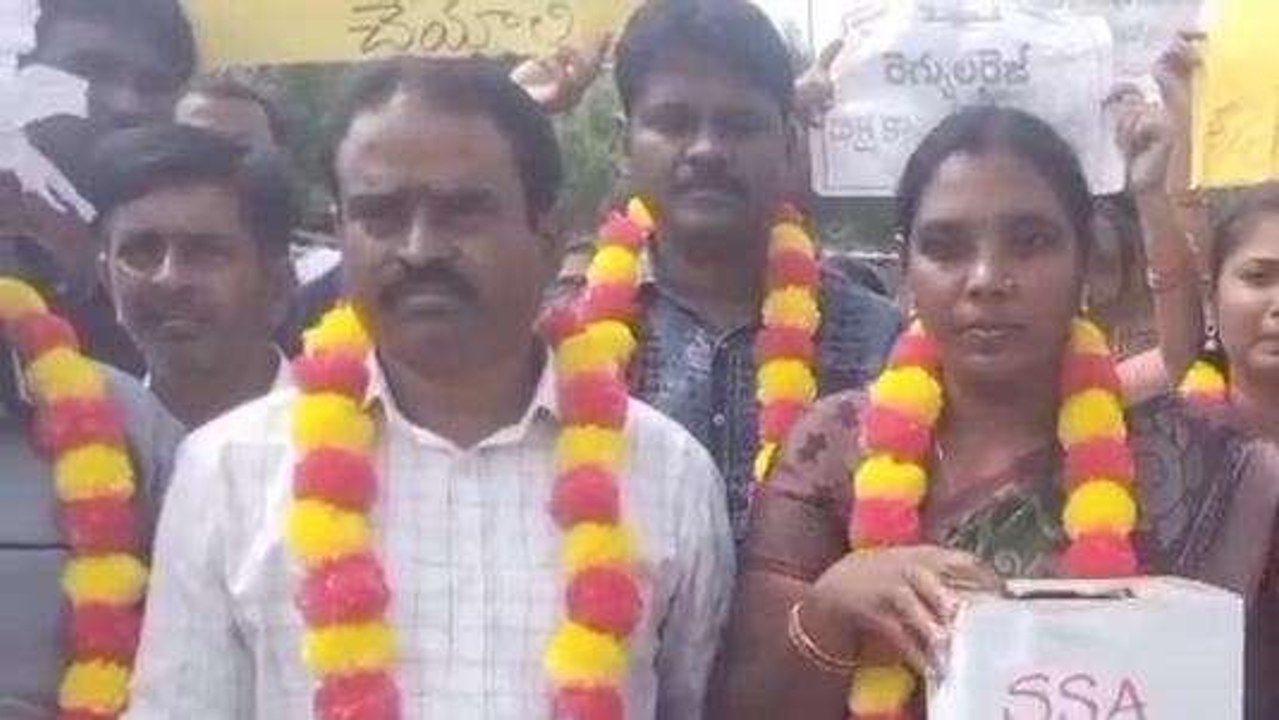 నిర్మల్: భిక్షాటన చేస్తూ సమగ్ర శిక్ష ఉద్యోగుల నిరసన