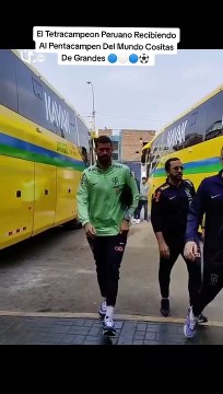 Alianza Lima regala sus camisetas a jugadores Brasil