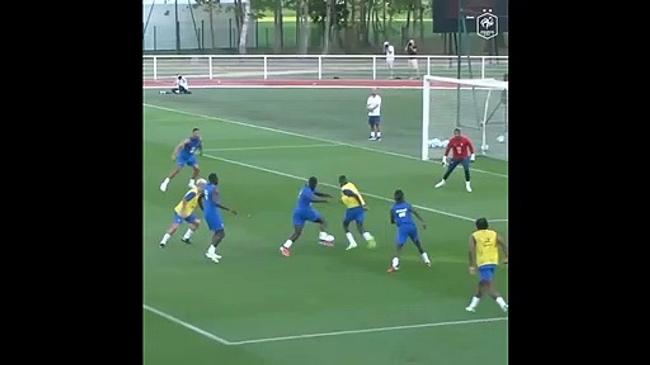 Dembélé marque un but XXL à l'entrainement et chambre Mbappé