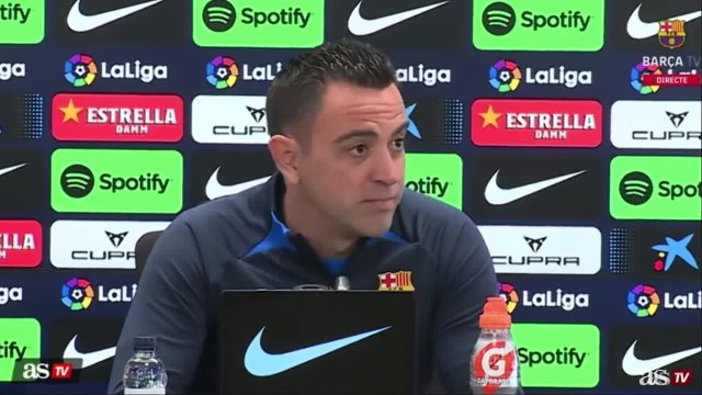 El entrenador del Espanyol da una lección de señorío en 15” y en redes aprovechan para atizar a Xavi