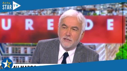 VIDEO Il sort de boîte de nuit   Pascal Praud se paye le look de l'un de ses chroniqueurs, l'int