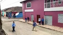 Hondureños 'bolos' agreden a agentes de la Policía en La Paz