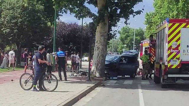 Herida en Burgos una mujer al empotrar su coche contra un árbol frente a la facultad de Ciencias de la UBU.