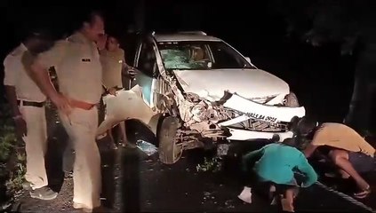 Скачать видео: video story- लापरवाह कार चालक ने मारी ठोकर, बाइक सवार की मौत, दूसरे की हालत गंभीर