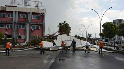 Tarsus’ta çıkan fırtınada 2 okulun çatısı uçtu