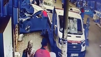 Aracını park ederken yanlışlıkla fren yerine gaza basınca otele daldı...Kaza anı kamerada