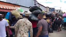 ¡Se van! Vendedores haitianos en la frontera por Dajabón recogen su mercancía