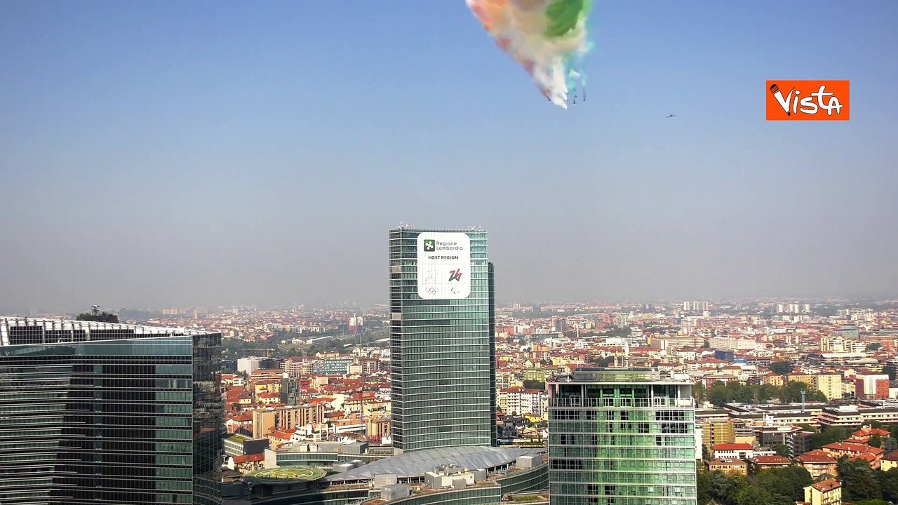 Frecce Tricolori su palazzi Regione Lombardia, Fontana: Grazie Aeronautica, ci ha regalato emozioni