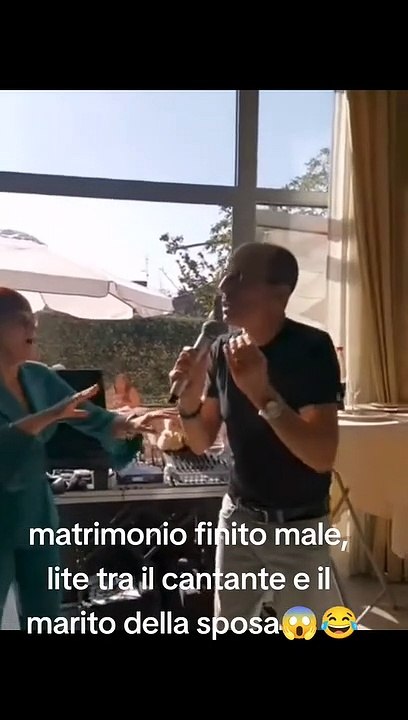 Marito geloso rovina il matrimonio perché il cantante fissa la moglie