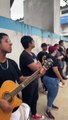 Jovens cristãos anunciam Jesus na fila do The Town