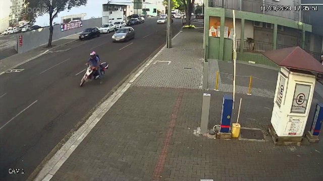 Carro muda de faixa, motociclista freia para evitar colisão e sofre queda