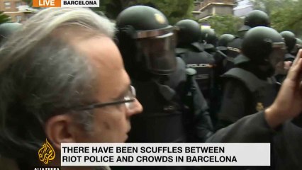 Un policía imputado en el 1-0 denuncia por agresión sexual a una manifestante que le besó a las puertas de los colegios