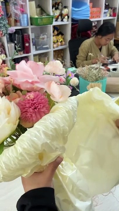 Udah lama nih ga spill tutor tipis-tipisKali ini kita mau spill cara buat chanel bouquet!yupp, siapa si...satu ini pasti udah ga asing dong liatnya. Bikinnya pun ga kalah simple dari bouquet biasanya.Kalau kalian prefer bikin b (1)