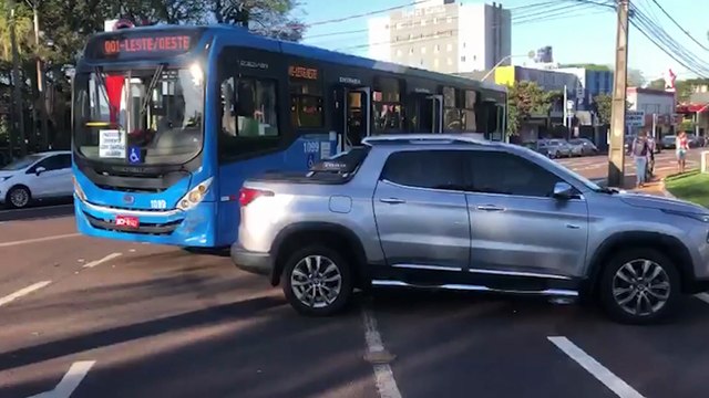 Fiat Toro e ônibus se envolvem em acidente nas proximidades da Praça do Migrante