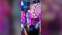 Chechito recibe inusuales regalos durante concierto en Nazca