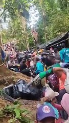 Télécharger la video: Sorprendentes imágenes de cientos de venezolanos atravesando la Selva del Darién