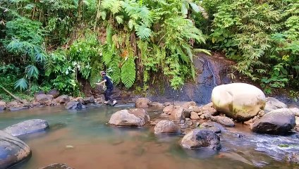 Building a shelter in a clear mountain spring river Solo camping-Bushcraft
