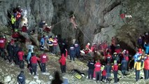 Mide Kanaması Geçiren ABD'li Bilim Adamı 9 Gün Sonra Mağaradan Çıkartıldı