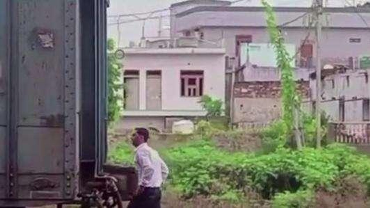 दौसा: दो हिस्सों में बटे मालगाड़ी के डिब्बे, 20 मिनट तक रेल मार्ग रहा जाम, देखे वीडियो