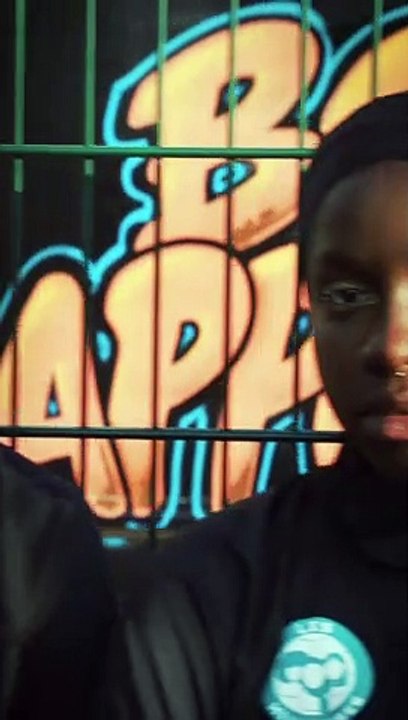 La campagne de pub, en France, des parfumeries "Sephora" mettant en scène des jeunes filles voilées jouant au foot provoque la colère de la droite