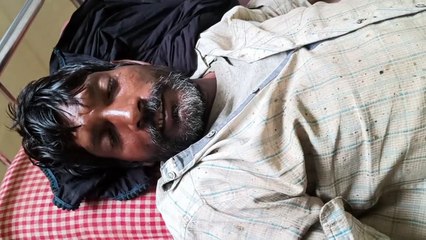 Gas used to make iron leaked, worker climbing to tighten nut fell and