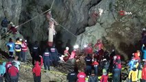 Bilim adamı 9 gün sonra mahsur kaldığı mağaradan çıkartıldı