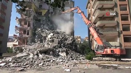 'Gözümüzün bebeği' dedikleri 30 yıllık evlerinin yıkımını izlediler