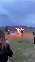 "Empiezan con chispa": Pareja sorprende al ingresar a su boda prendida en fuego