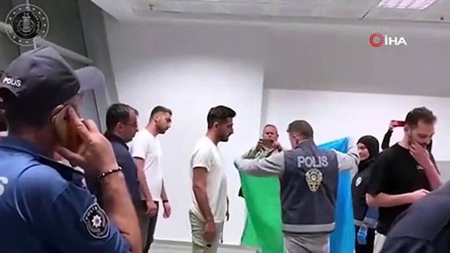 Azerbaycan bayrağını öperek teslim alan polis konuştu: İki devlet, tek milletiz