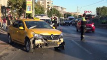 Bursa'da taksiye çarpan otomobil markete girdi, 1 kişi yaralandı