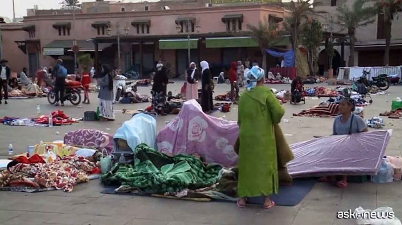 In Marocco la gente continua a dormire in strada per paura di crolli