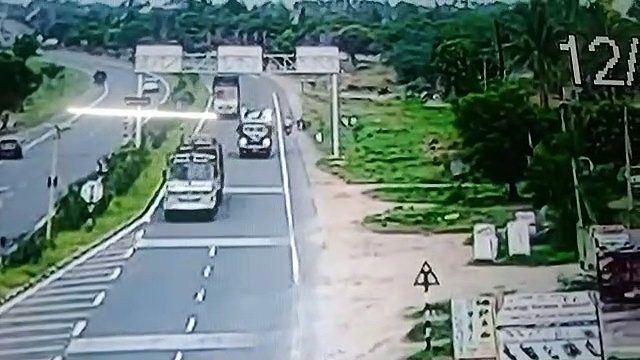 நாமக்கல் தேசிய நெடுஞ்சாலையில் கோர விபத்து: எதிர் திசையில் வந்த நபரை தூக்கி எரிந்துவிட்டு பல்டி அடித்த கார்