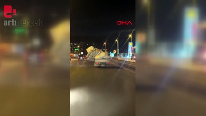 Yatak yüklü kamyonetin tehlikeli yolculuğu