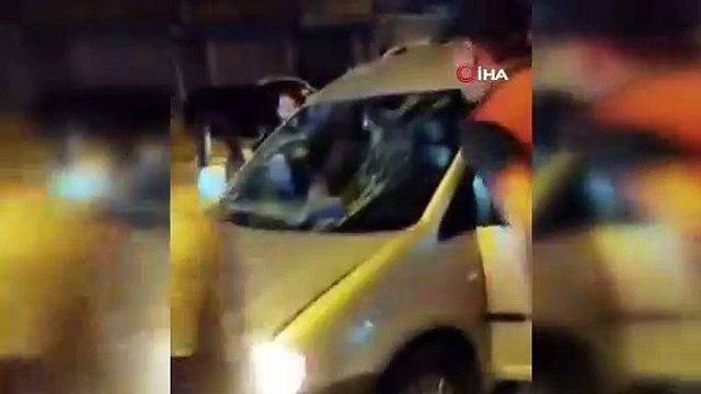 Kendisine çarpan aracın ön camından içeri girdi