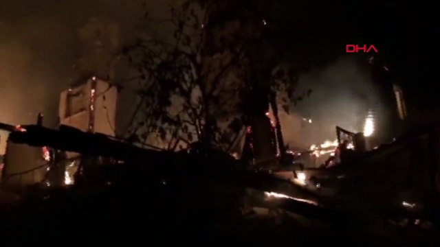 ÇORUM'DA KÖYDE ÇIKAN YANGINDA 2 EV VE 1 SAMANLIK KULLANILAMAZ HALE GELDİ