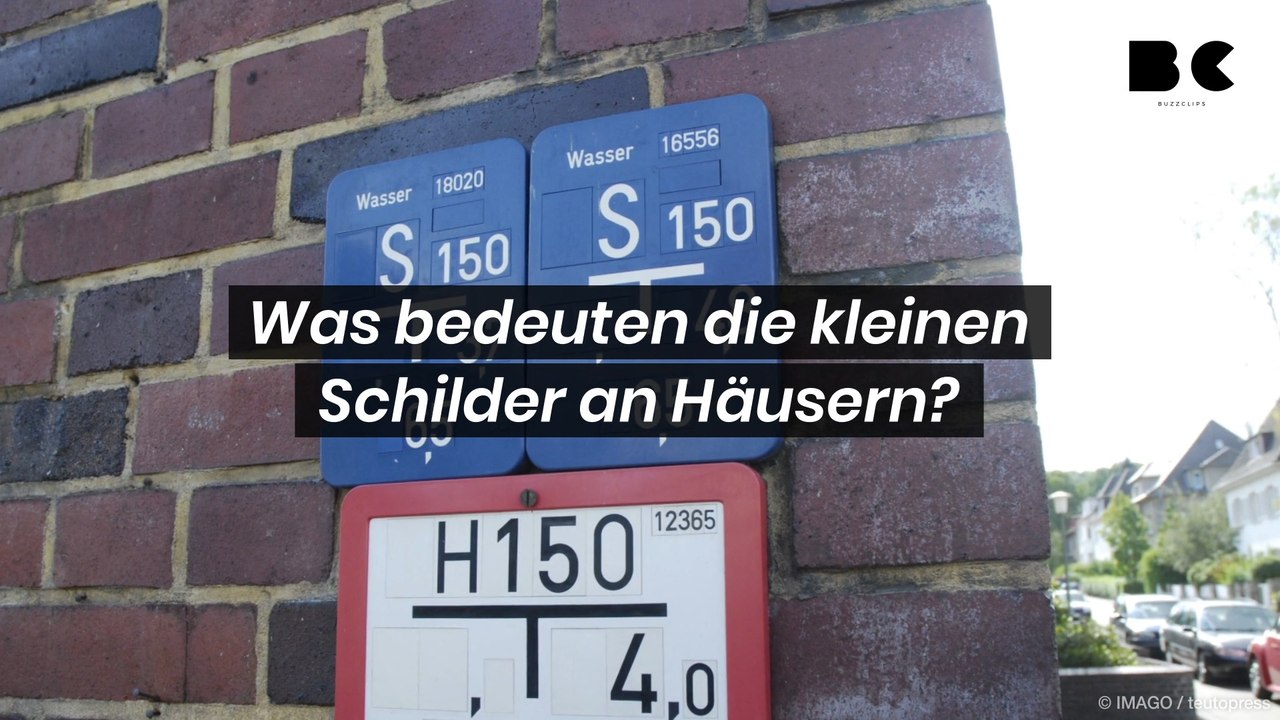 Das bedeuten die kleinen Schilder an Häusern und Co.