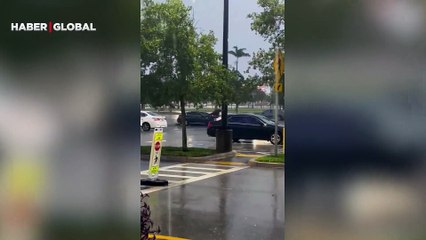 Sosyal medyada viral oldu! Yağmurdan dışarı çıkamadı, Tesla'yı kapının önüne böyle çağırdı