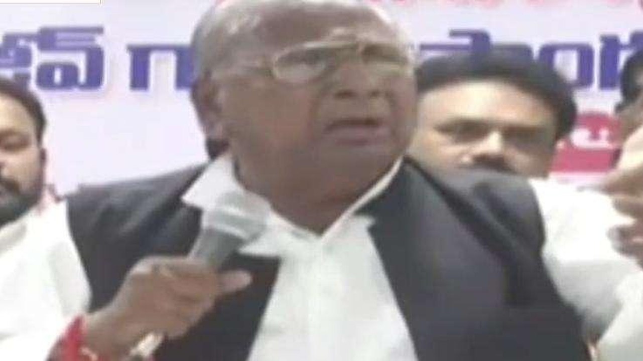 రచ్చ రచ్చగా ఖమ్మం కాంగ్రెస్ సమావేశం.. మైక్ విసిరేసి ప్రసంగం ఆపేసిన వీహెచ్