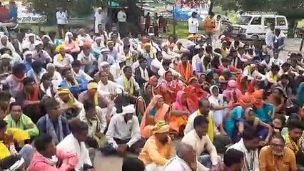 गांव में सड़क नहीं कलेक्ट्रेट के सामने धरना