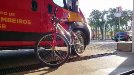 Mãe e filha ficam feridas em acidente de bicicleta na ciclovia da Avenida Brasil