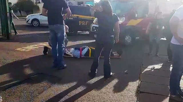 Motociclistas ficam feridos em acidente de trânsito no Trevo da Portal, na BR-277