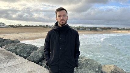 Martin Harriague danse sur la digue de La Barre à Anglet