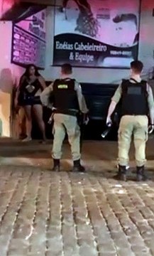 Policiais aplicam golpes de cassetete em mulheres durante abordagem
